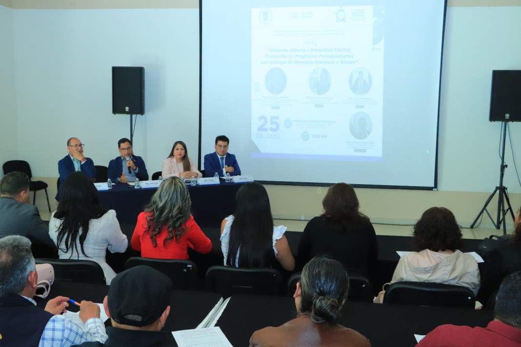 La UATx reunió a especialistas para analizar gobierno abierto, transparencia y evaluación de programas públicos con enfoque en derechos humanos y género.