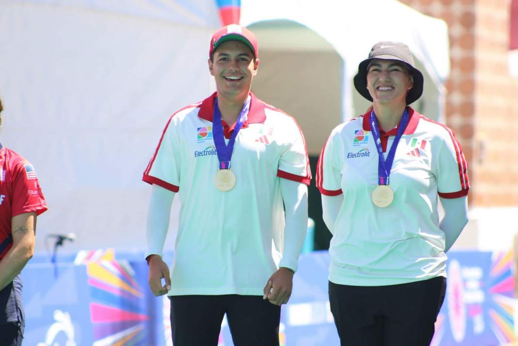 Arqueros mexicanos celebran medallas en Tlaxcala.