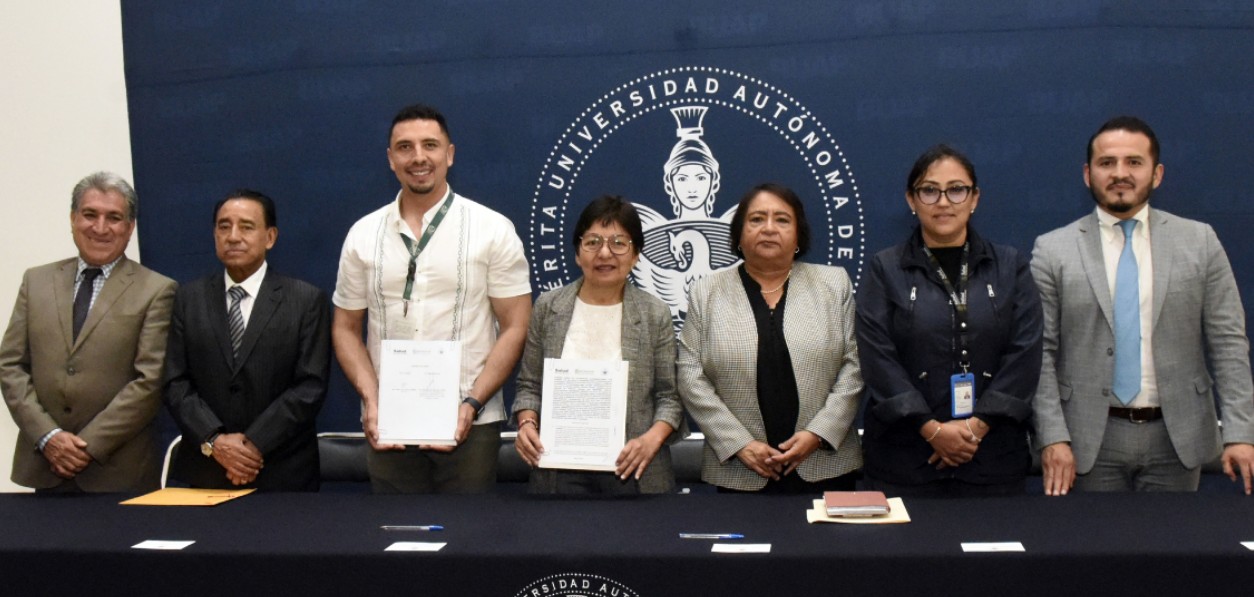 Autoridades de la BUAP e IMSS Bienestar durante la firma de un convenio.