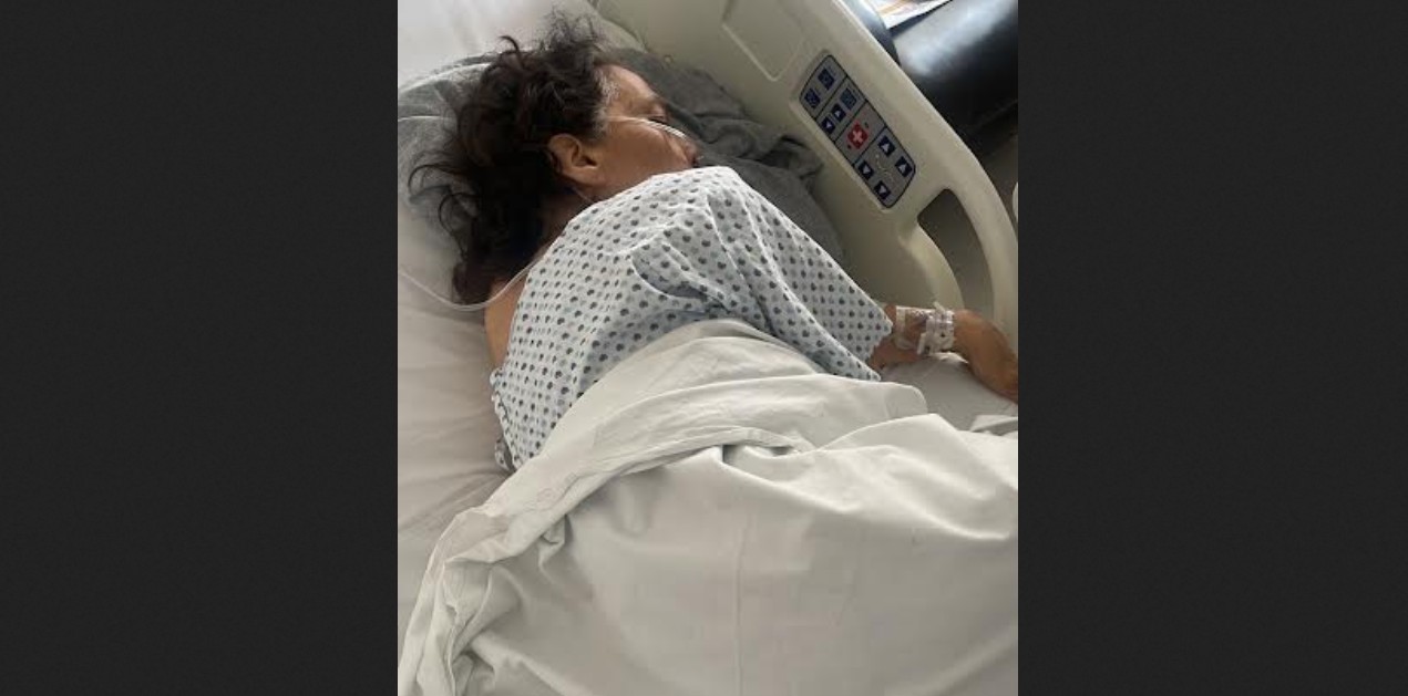 Mujer en tratamiento médico acompañada por su familia.