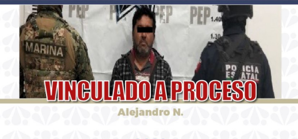 Patrulla y personal de la Fiscalía durante una investigación en Puebla.