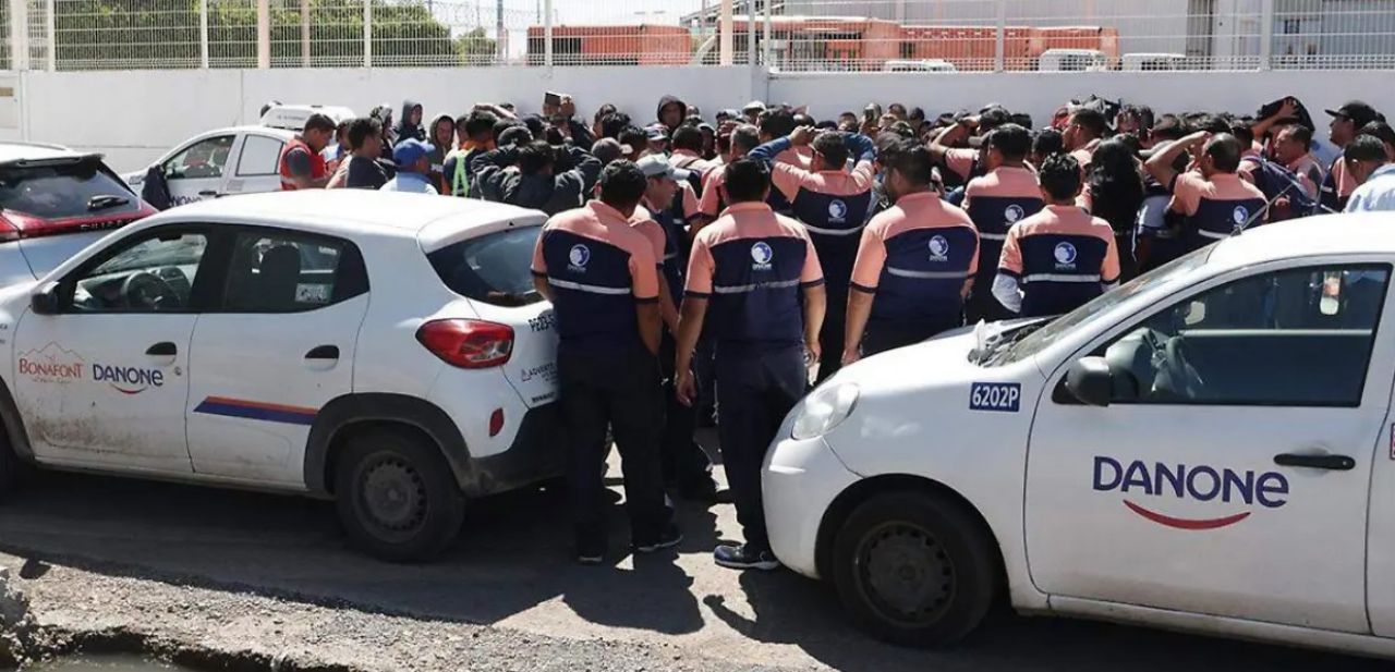 Trabajadores afuera de un centro de distribución.