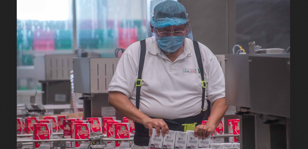 Personas comprando leche del programa Leche para el Bienestar