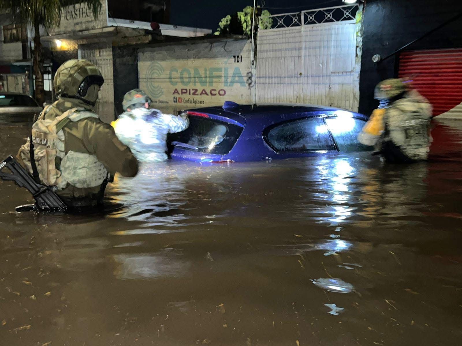 Personal realiza limpieza de lodo en carretera de Apizaco.