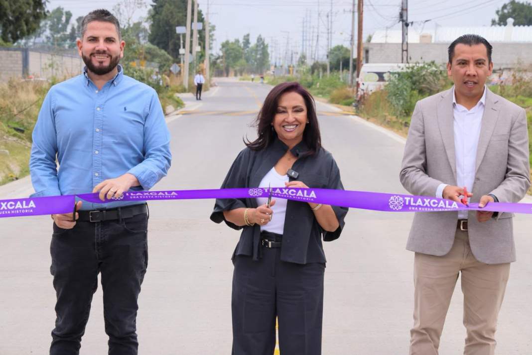 Entrega de obra carretera en Papalotla por Lorena Cuéllar.
