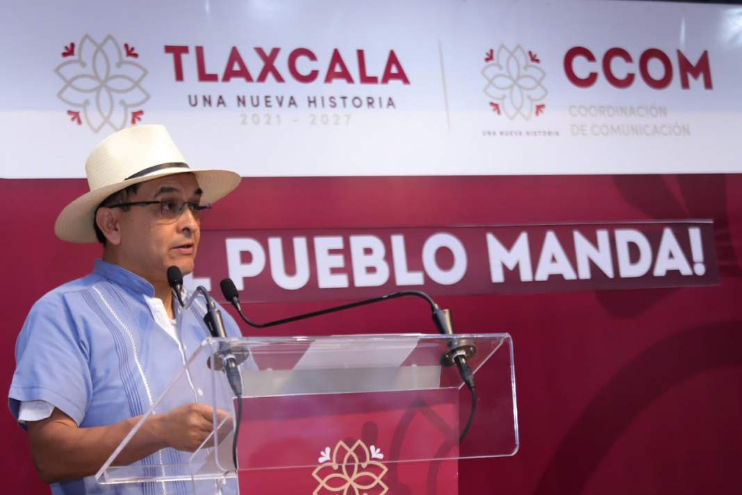 Unidades de transporte público en una carretera de Tlaxcala.