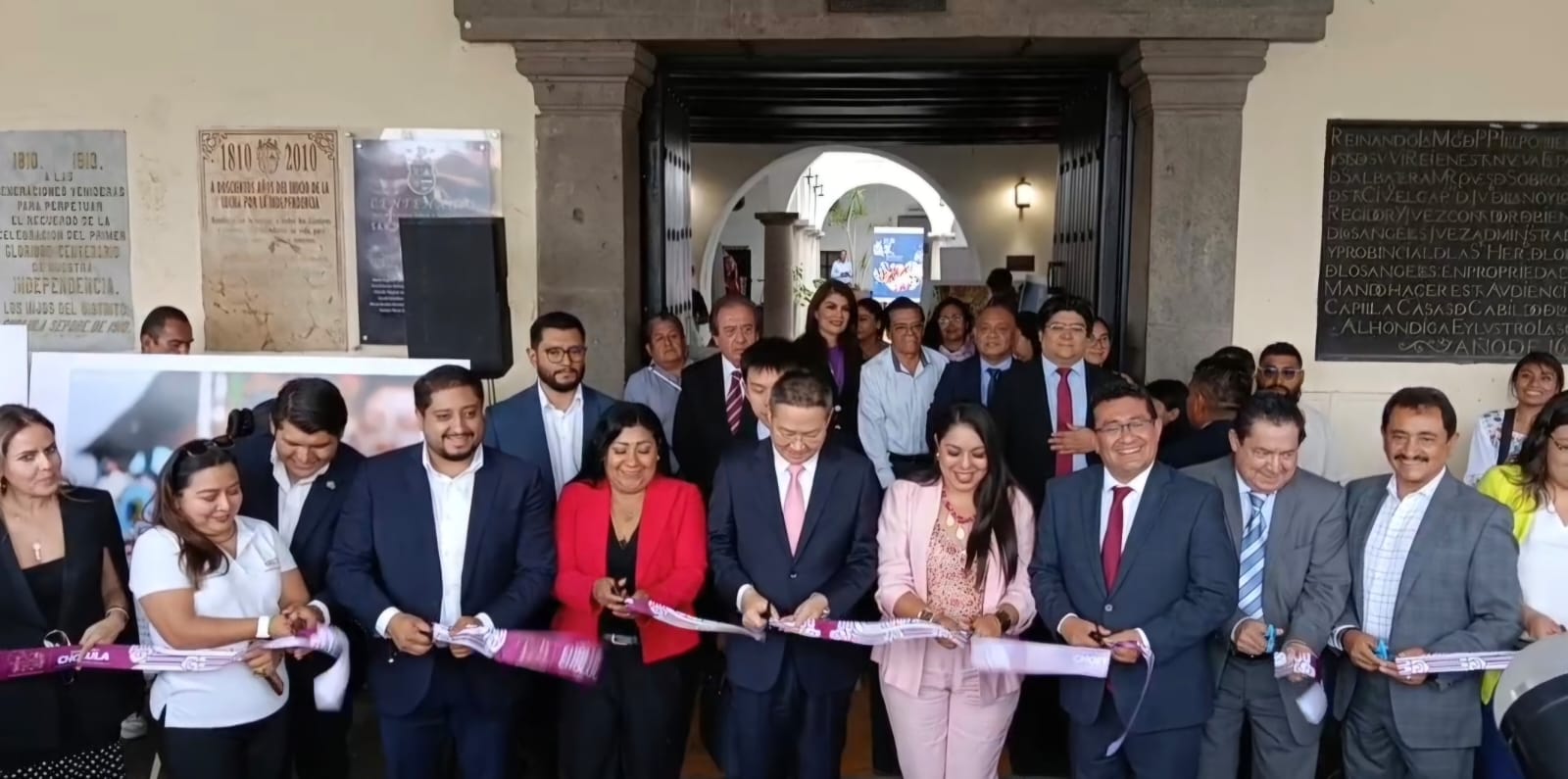 Tonantzin Fernández inaugura exposición fotográfica de China en el Portal Guerrero