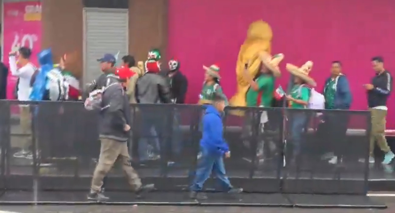 Aficionados formados bajo la lluvia en el Zócalo de la Ciudad de México para el Fan Fest