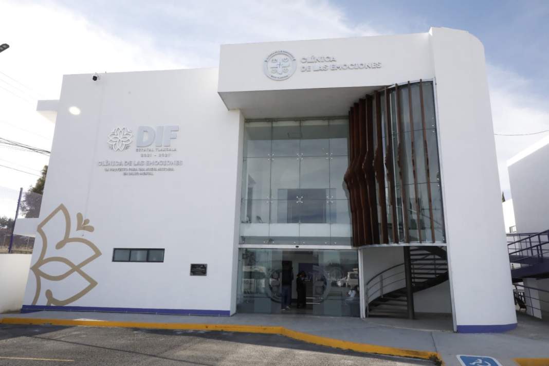 Funcionarios del Sedif Tlaxcala durante una conferencia sobre protección infantil.