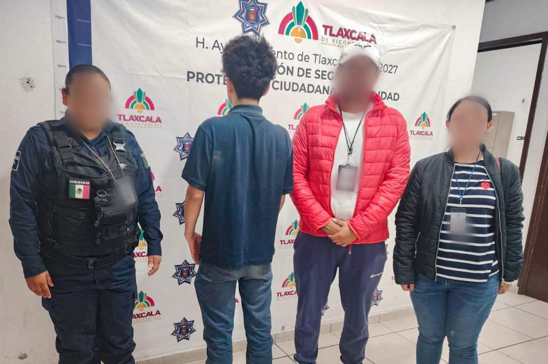 Personal del DIF y policías atienden a un adolescente en Tlaxcala.
