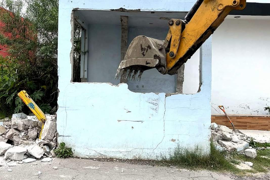 Retiran caseta de vigilancia abandonada en la calle Antonio Carvajal de Acuitlapilco.
