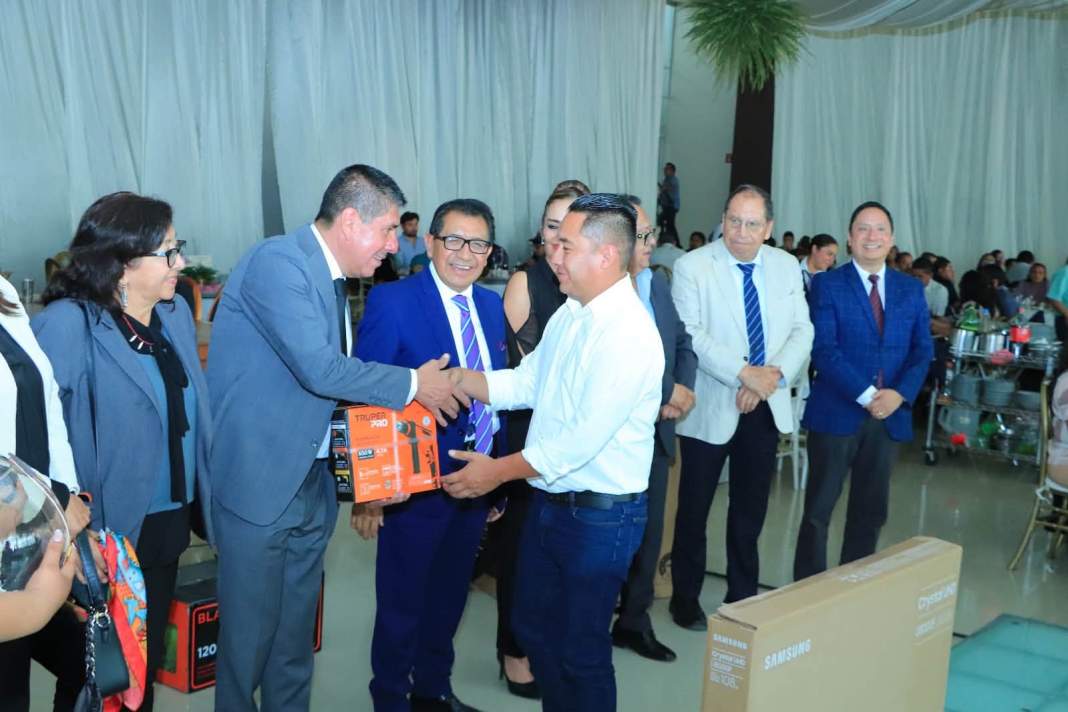 Rector de la UATx durante el festejo con trabajadores del Steieset.