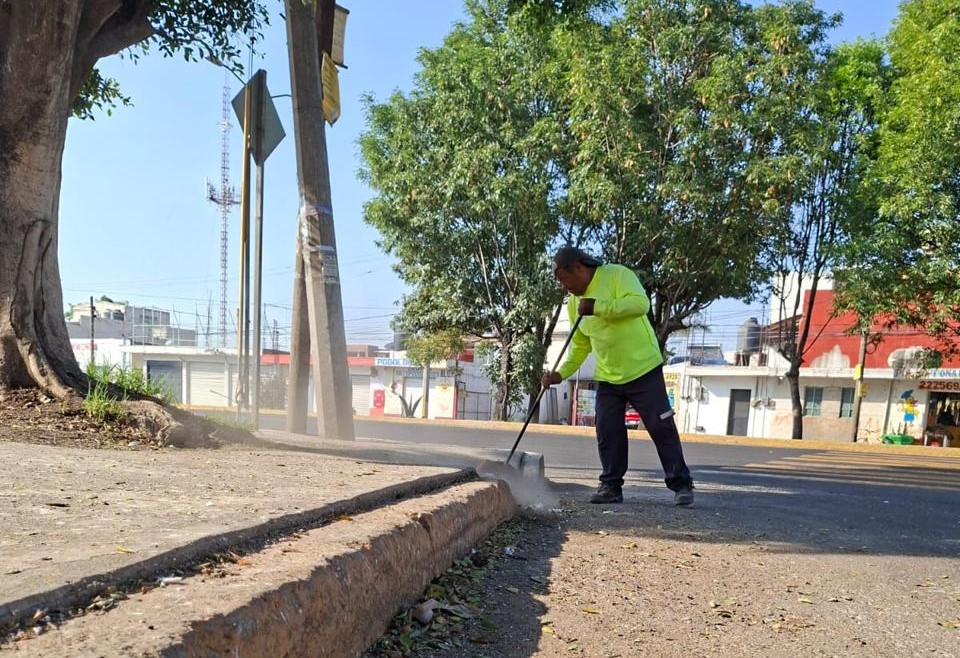 Fortalece Servicio de Limpia la limpieza urbana en San Matías Cocoyotla con el programa "Barriendo Tu Calle"