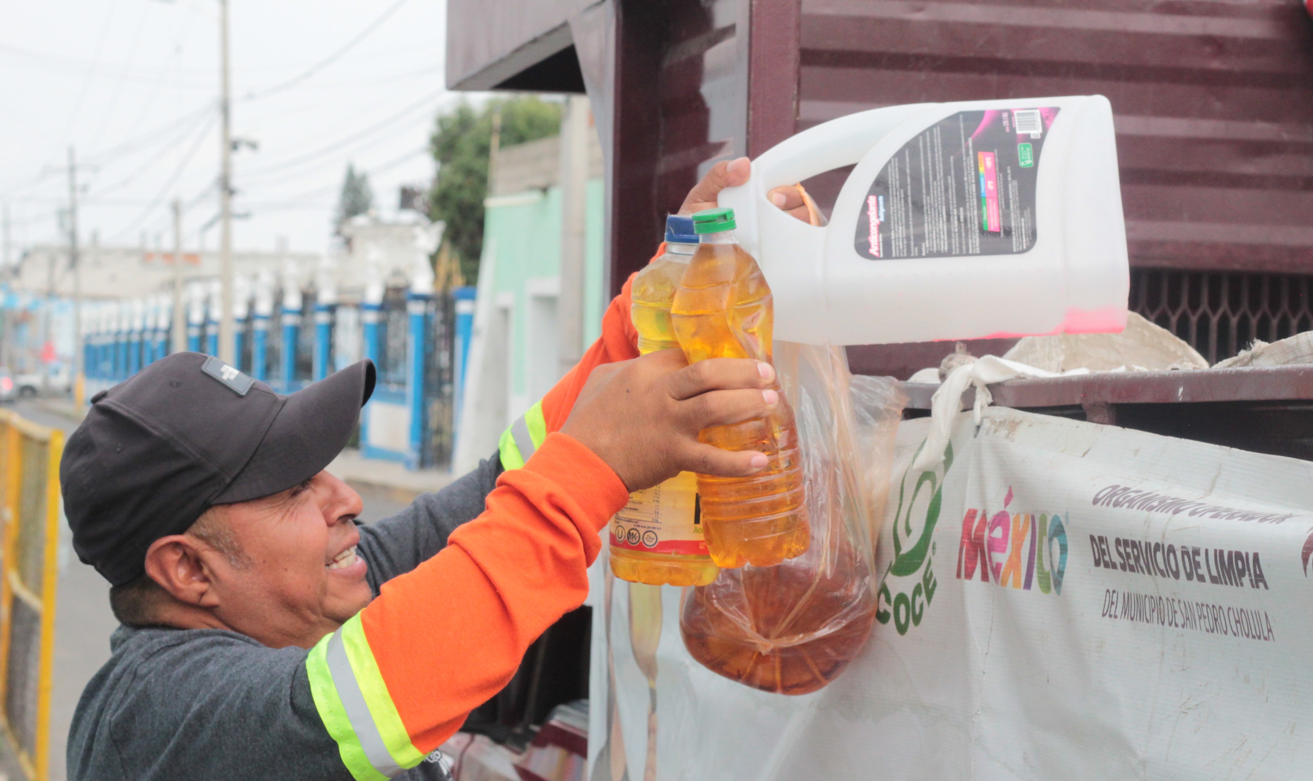 Promueve Servicio de Limpia el acopio y reciclaje de aceite de cocina usado