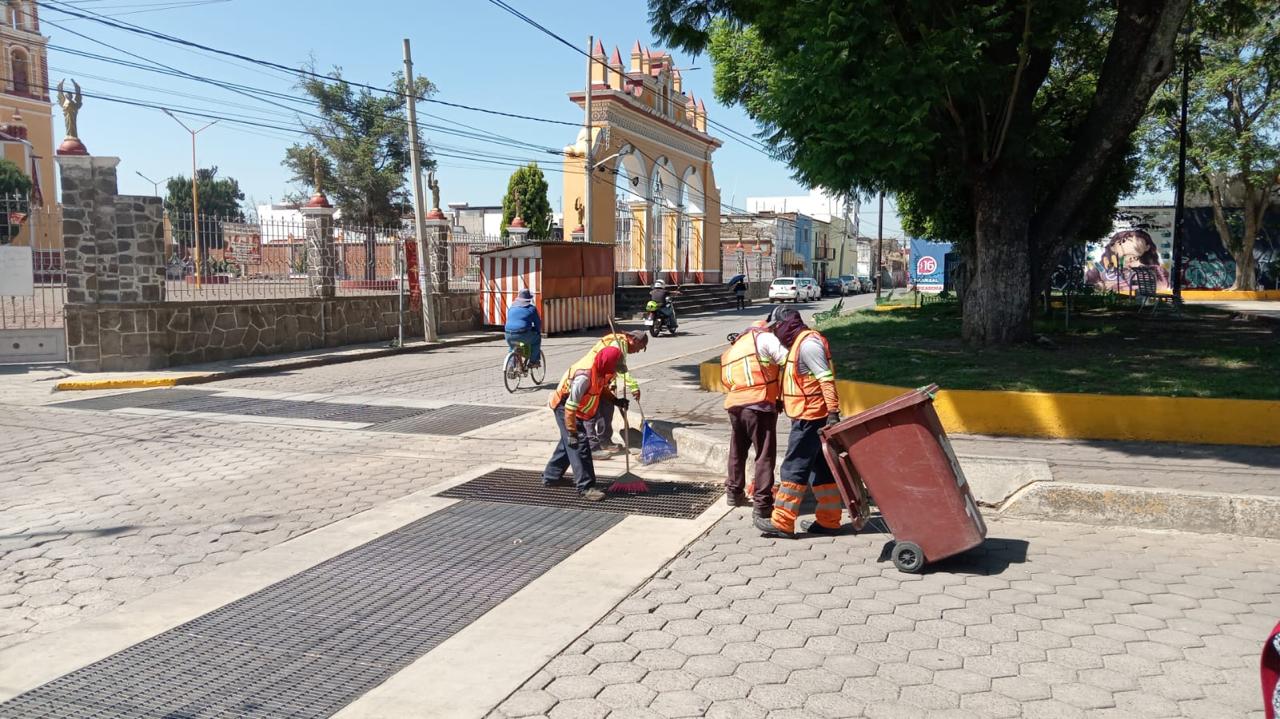Participa Servicio de Limpia en faena comunitaria en el Barrio de Santiago Mixquitla