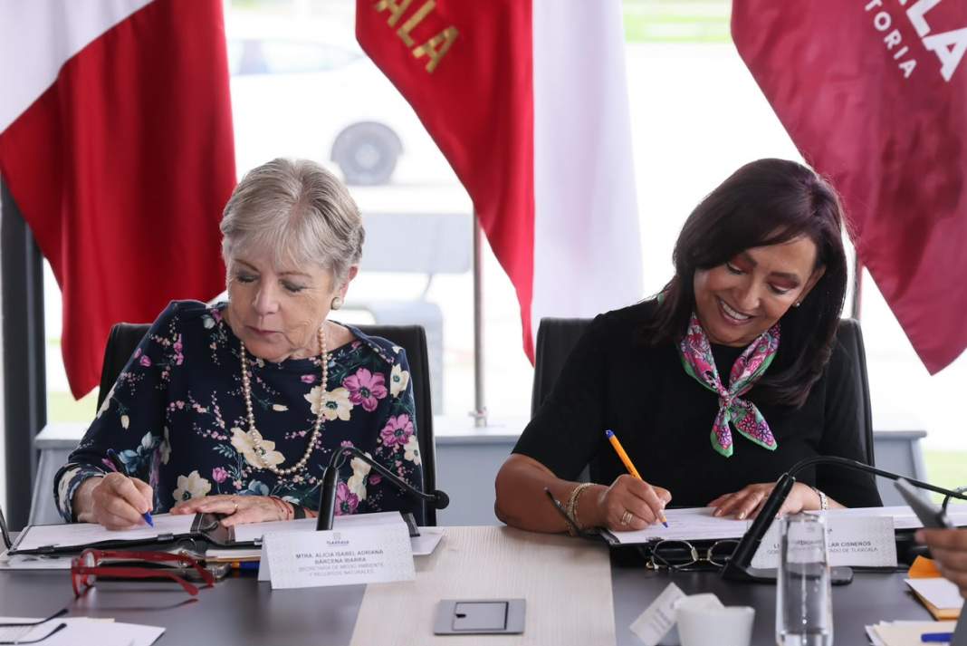 Lorena Cuéllar y Alicia Bárcena durante firma de convenios ambientales en Huamantla.