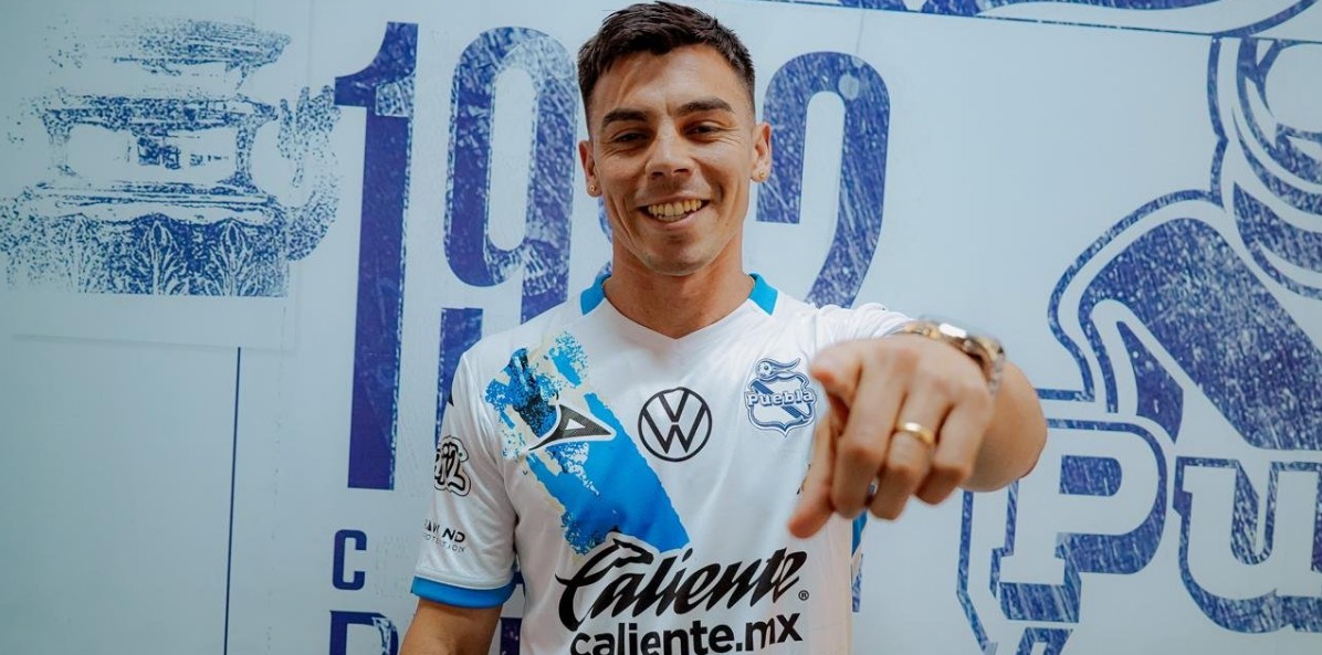 Facundo Almada durante su presentación con el Club Puebla.