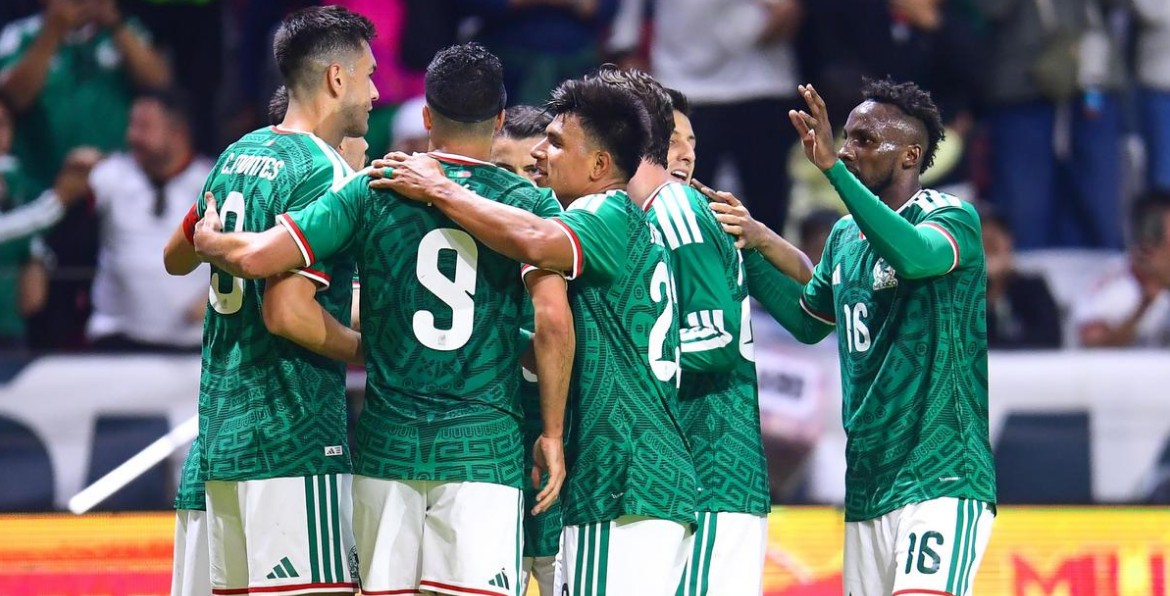 Jugadores de México celebran un gol ante Serbia en Toluca.