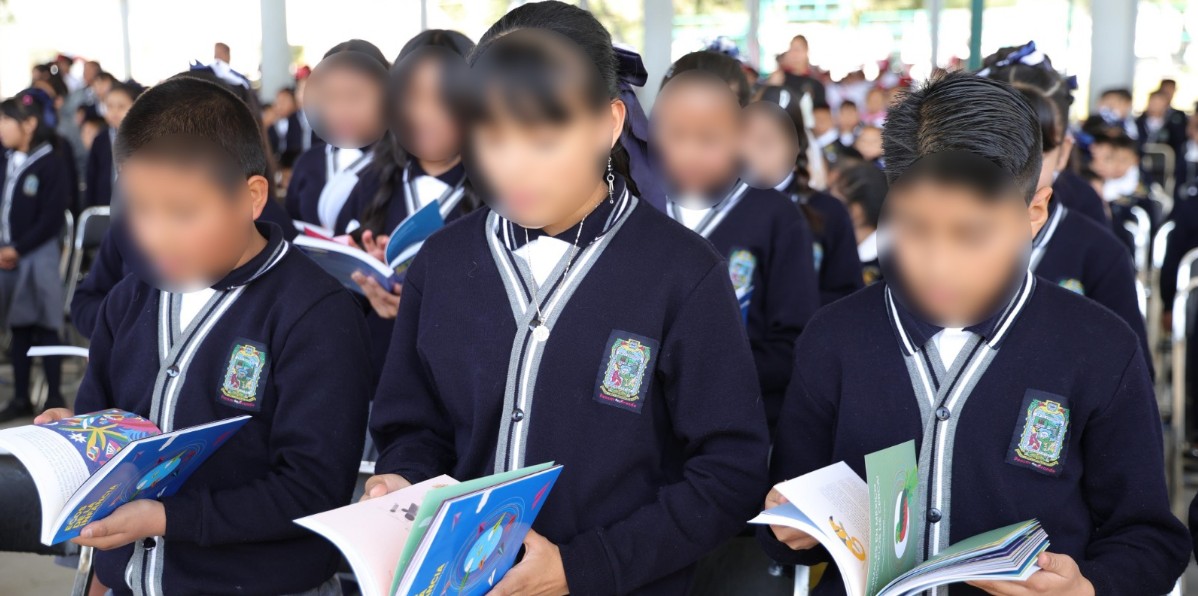 Padres consultan asignación escolar en Puebla.