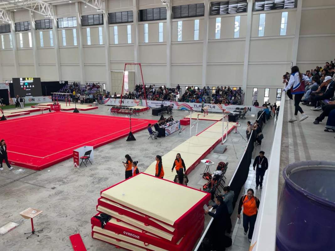 Pabellón deportivo durante competencias de gimnasia en Tlaxcala.