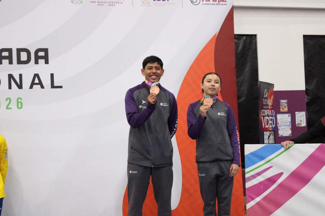 Atletas de Tlaxcala celebran medalla en gimnasia de trampolín.