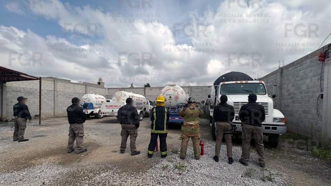 Pipas de gas aseguradas durante operativo de la FGR en Apizaco.