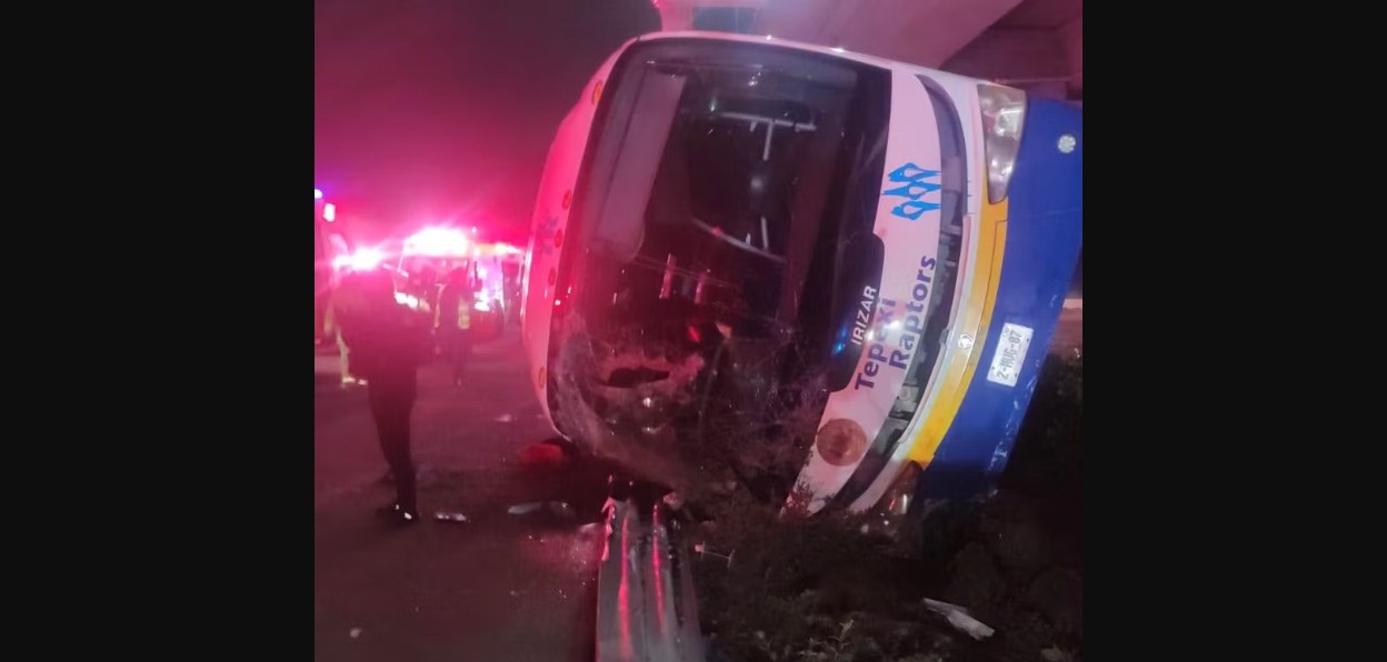 Autobús volcado en la autopista México-Puebla.