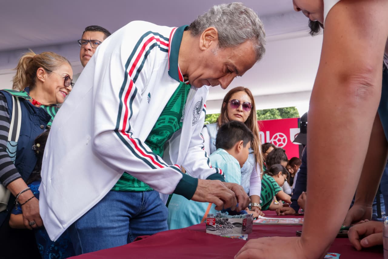 Megaintercambio mundialista reúne a cientos de aficionados en el Zócalo de Puebla