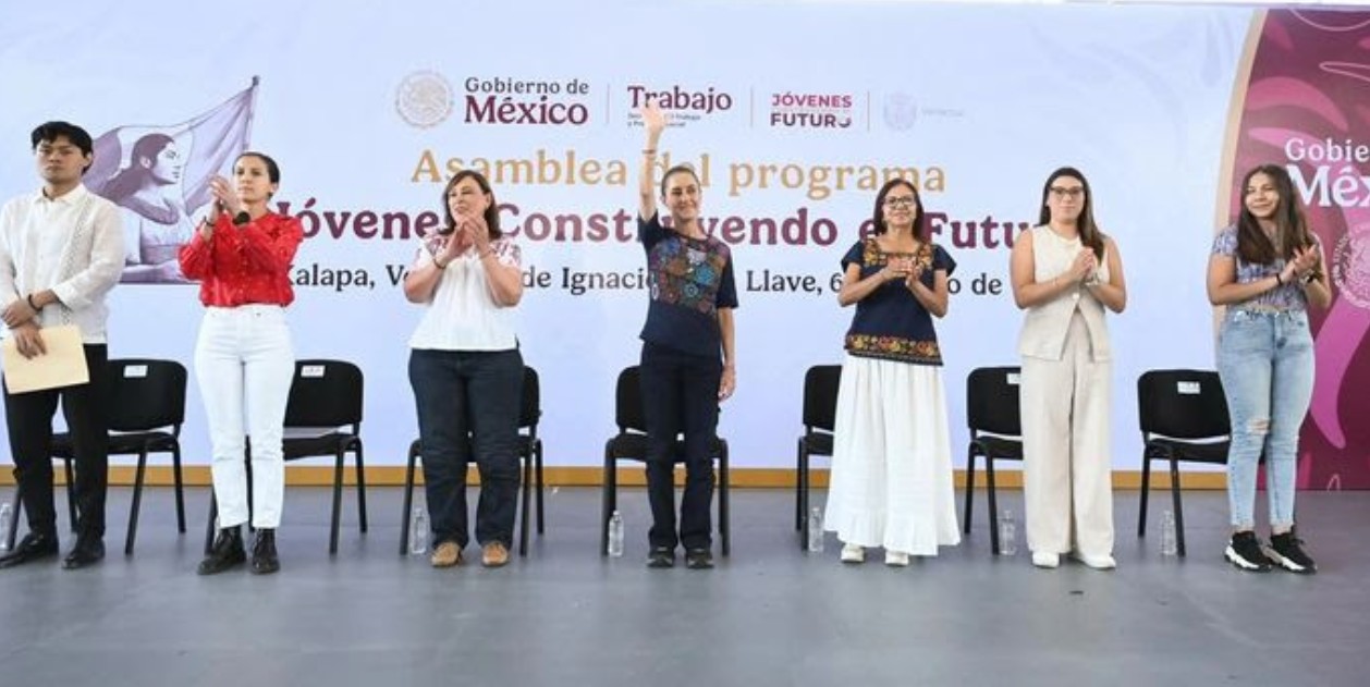 Claudia Sheinbaum durante una asamblea con jóvenes en Xalapa