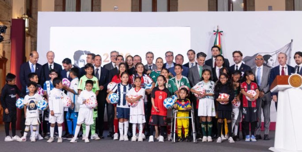 Claudia Sheinbaum junto a representantes de la FMF durante la presentación del proyecto.