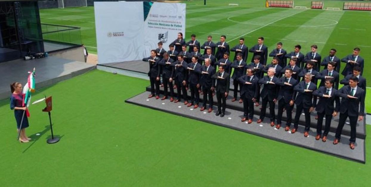 Claudia Sheinbaum con la Selección Mexicana durante el abanderamiento.