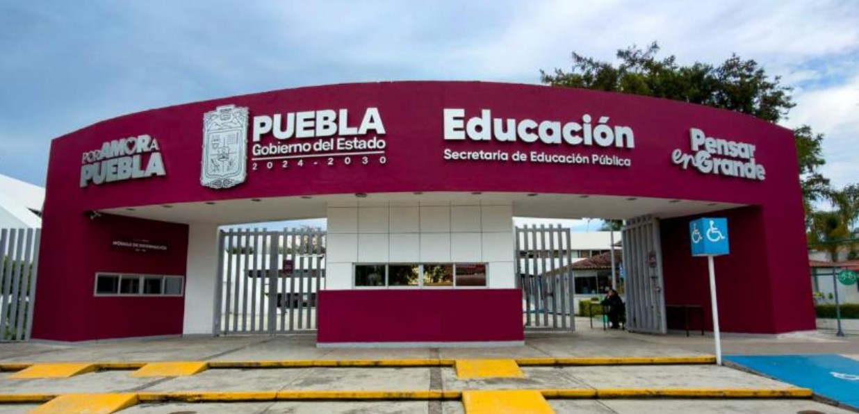 Estudiantes caminando bajo la lluvia en Puebla.