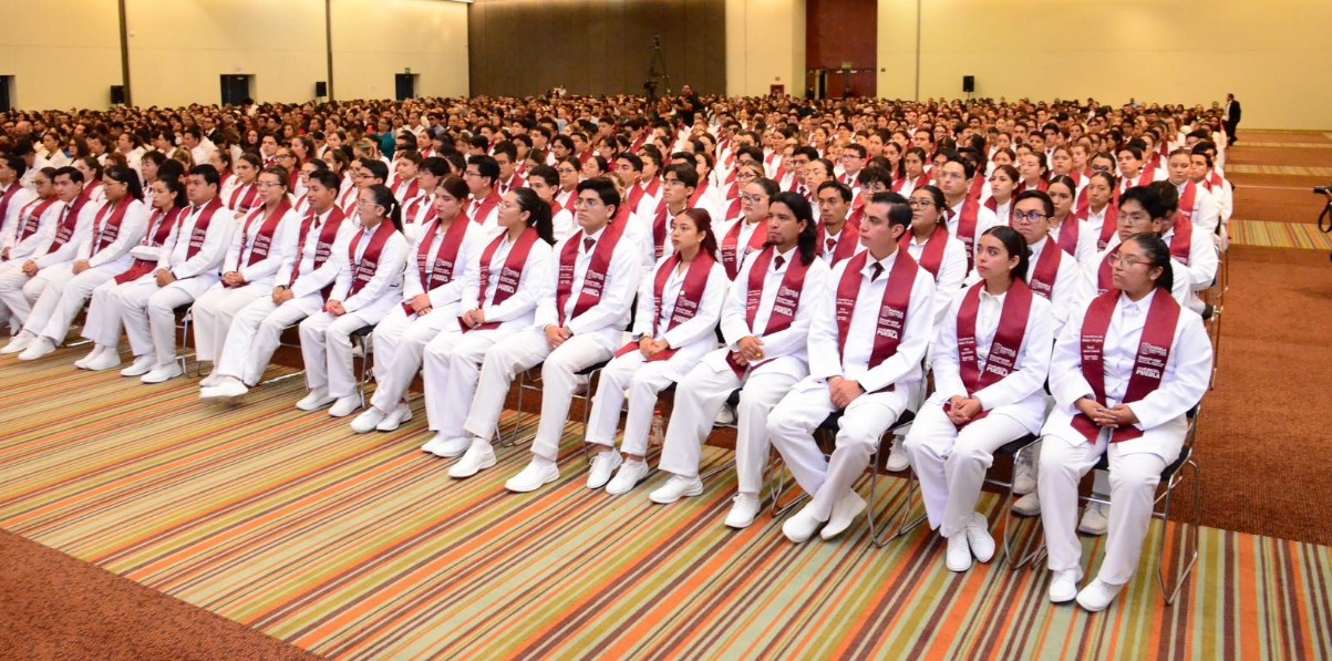 Estudiantes de la USEP durante ceremonia de graduación