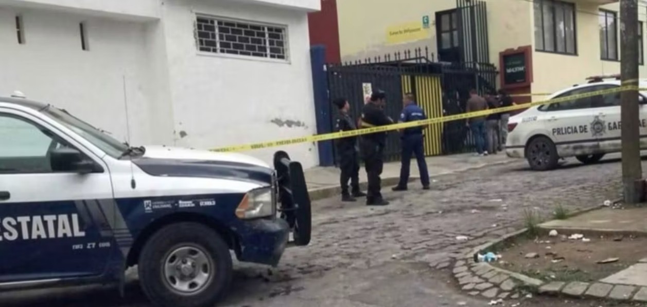 Patrullas y policías en una calle acordonada de Xonaca