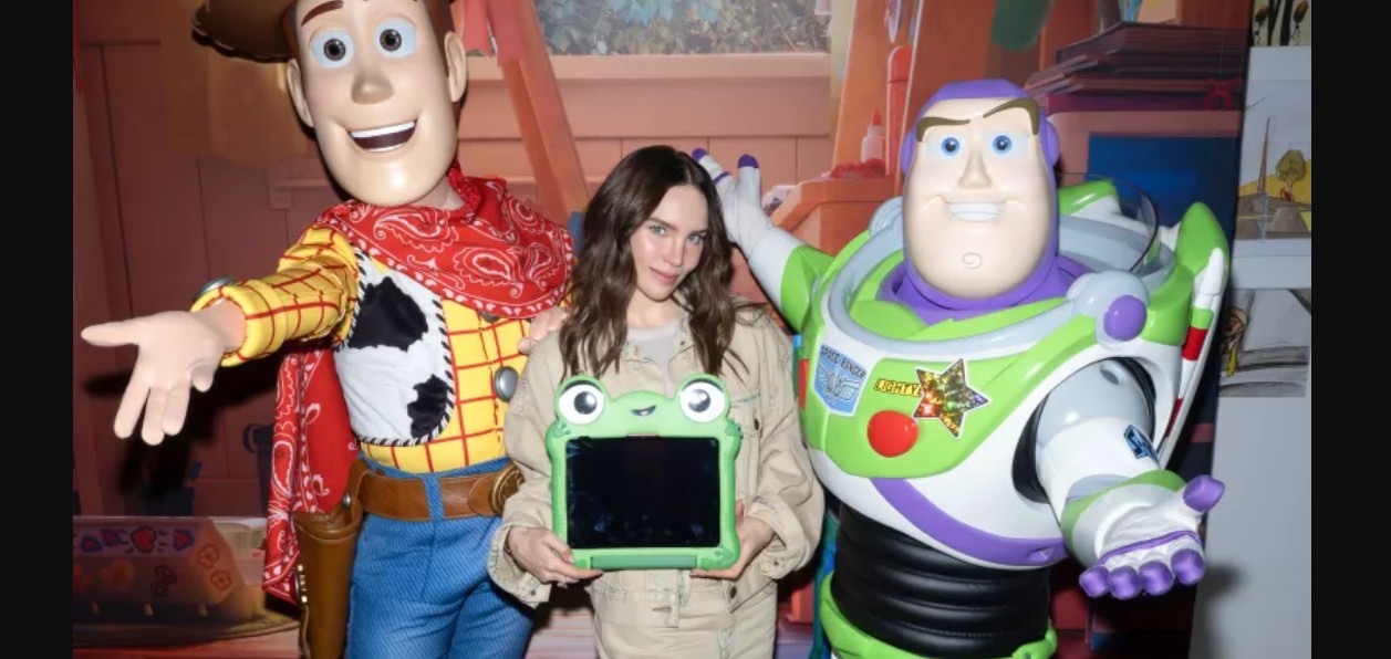 Belinda durante grabación de doblaje para Toy Story 5