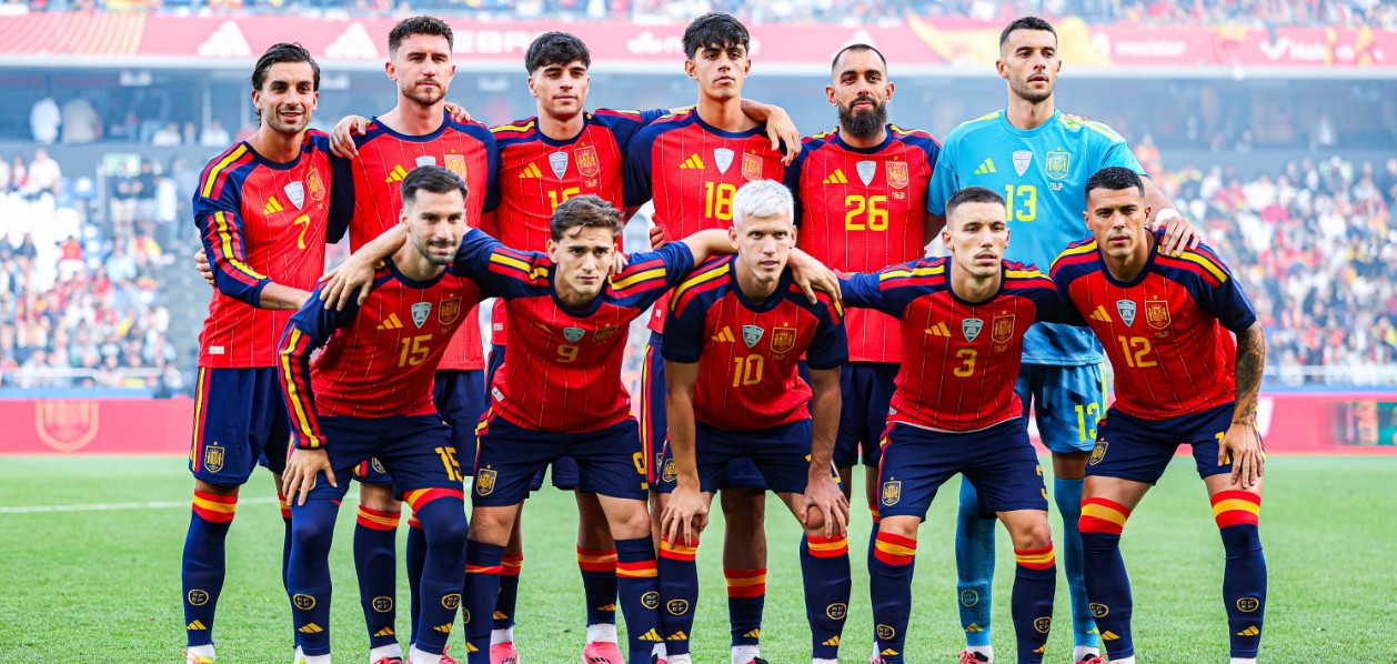 Jugadores de España celebran un gol en el Estadio Cuauhtémoc.