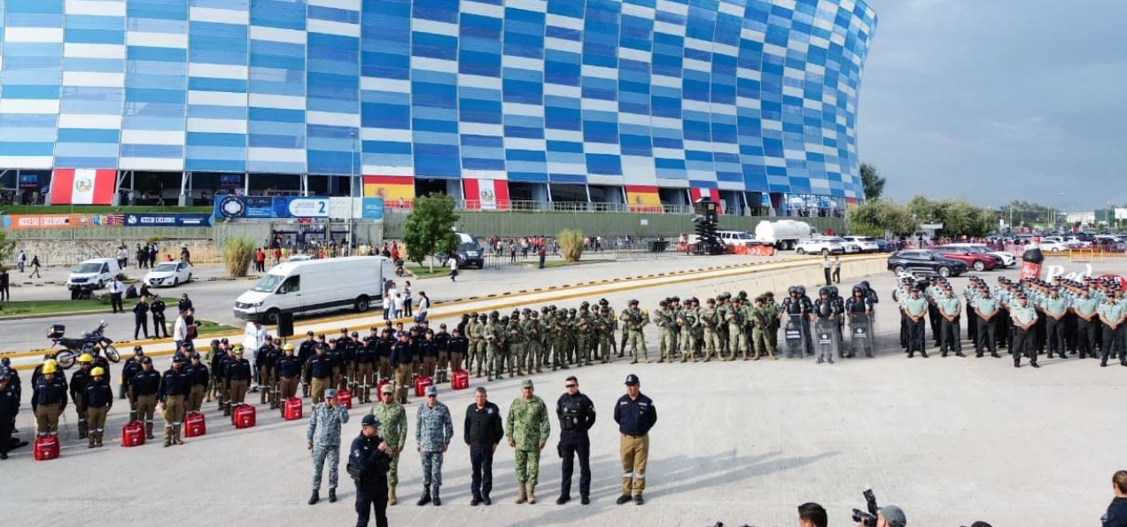 Elementos de seguridad vigilando el Estadio Cuauhtémoc