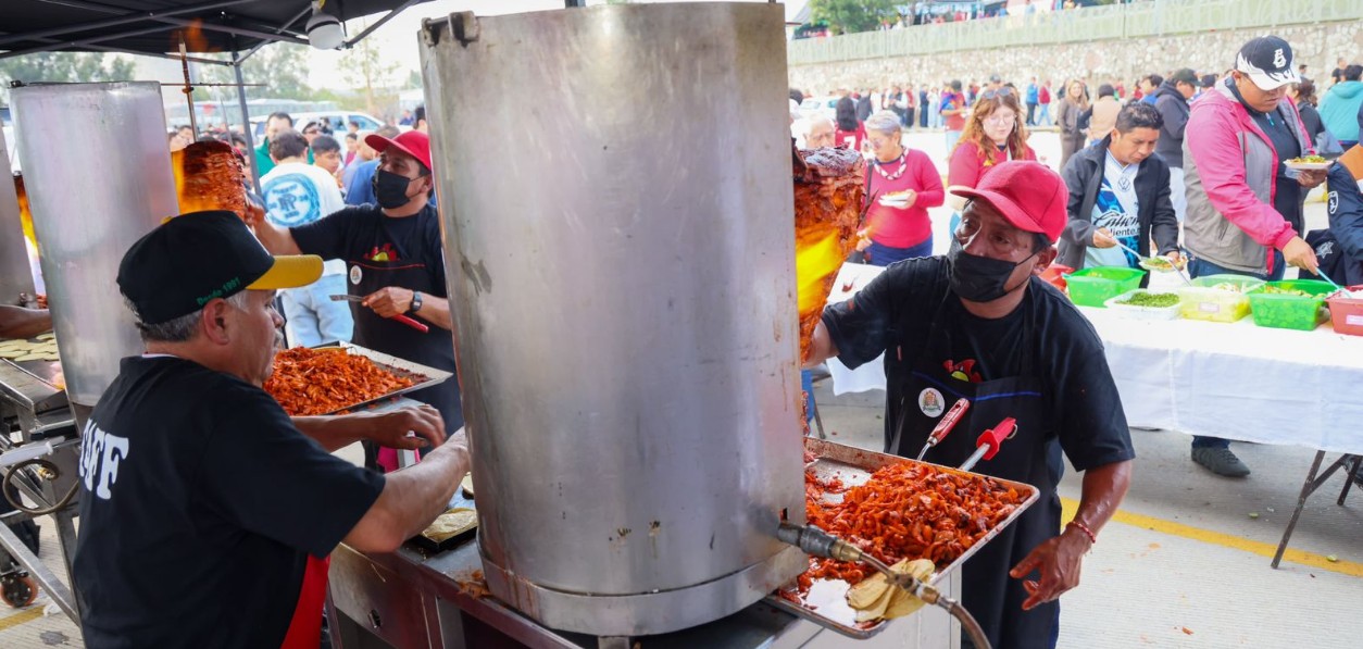 Aficionados de Perú y España en el Estadio Cuauhtémoc.