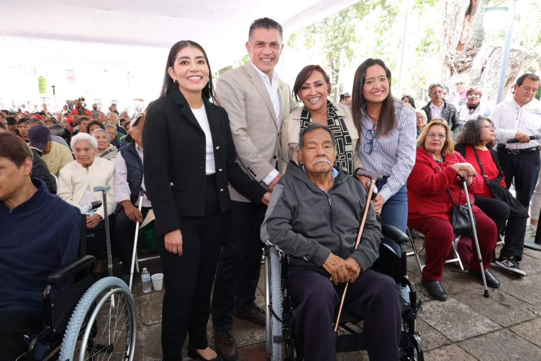 Entrega de sillas de ruedas a personas con discapacidad en Tlaxcala.