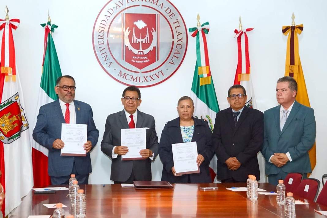 Firma de convenio entre la UATx y la FGJE en Tlaxcala.