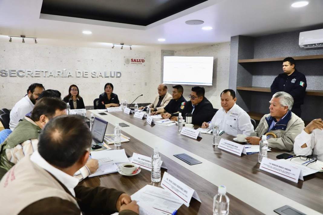 Personal revisa ganado durante operativo sanitario en Tlaxcala.