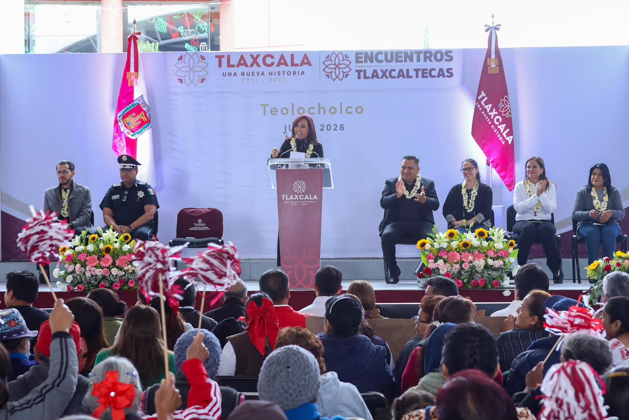 Lorena Cuéllar durante encuentro con habitantes de Teolocholco.