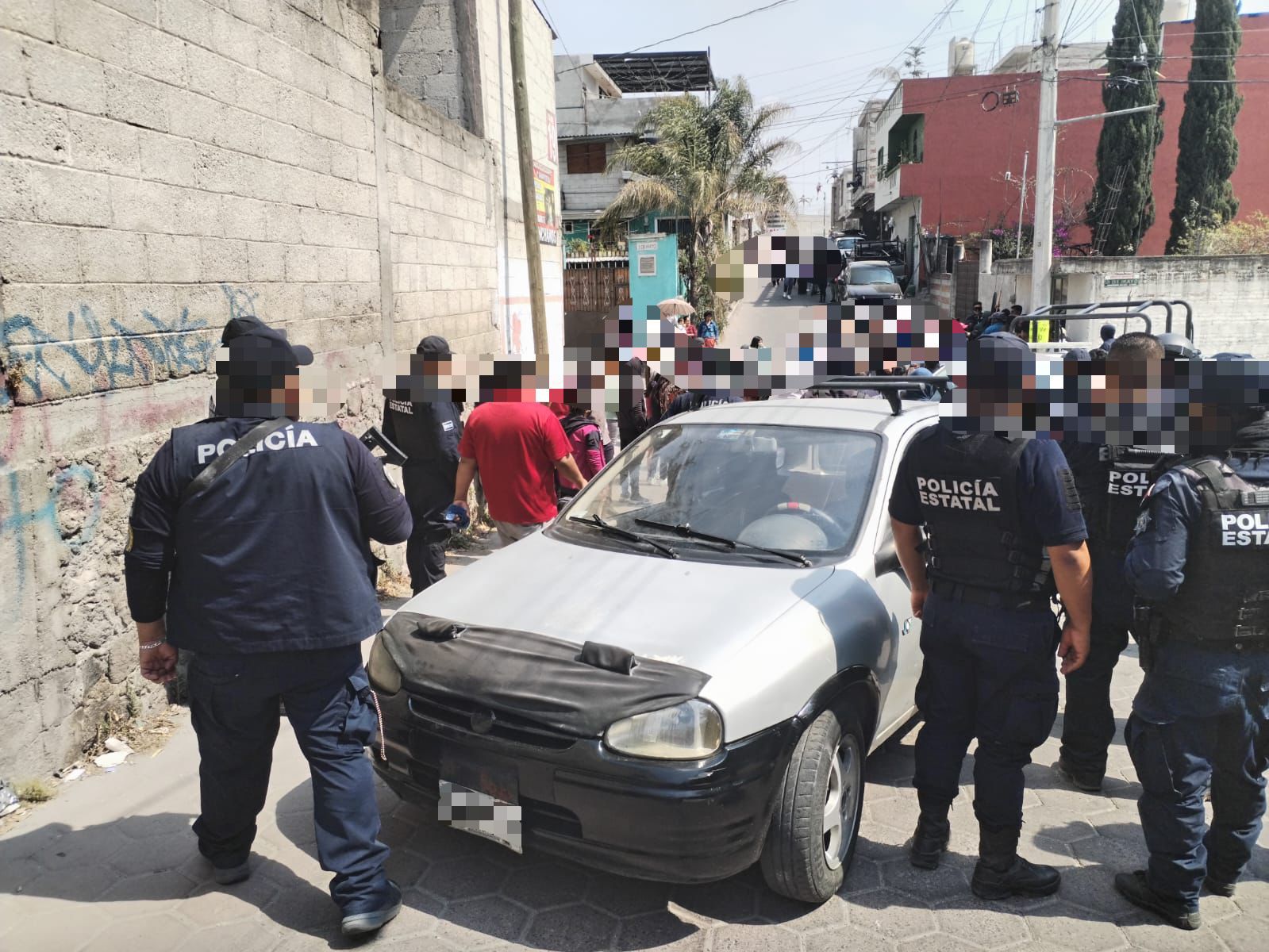 Evitan linchamiento de presunto ladrón de autos en San Pablo del Monte; fue rescatado por policías