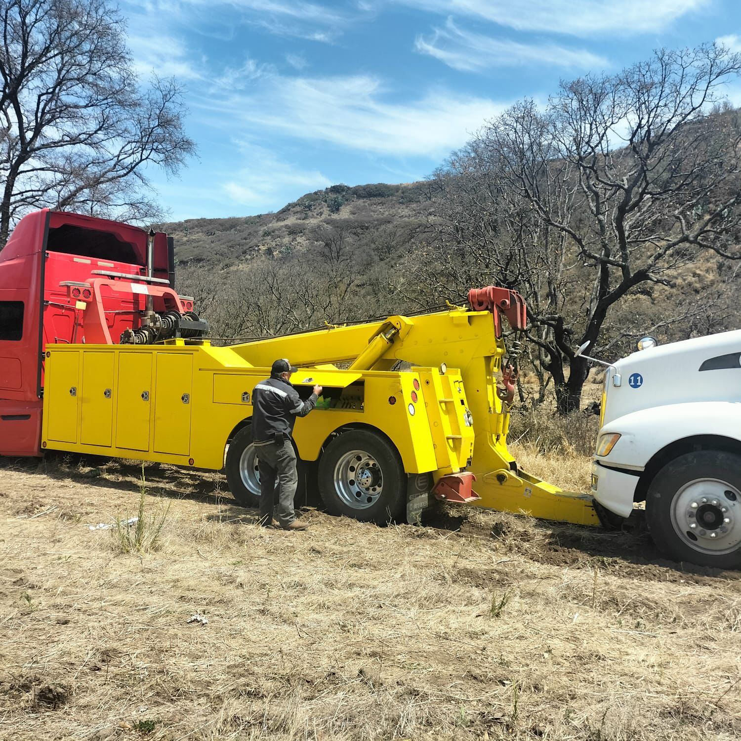 Operativo frustra desvalijamiento de tráiler robado en Nanacamilpa; delincuentes escapan