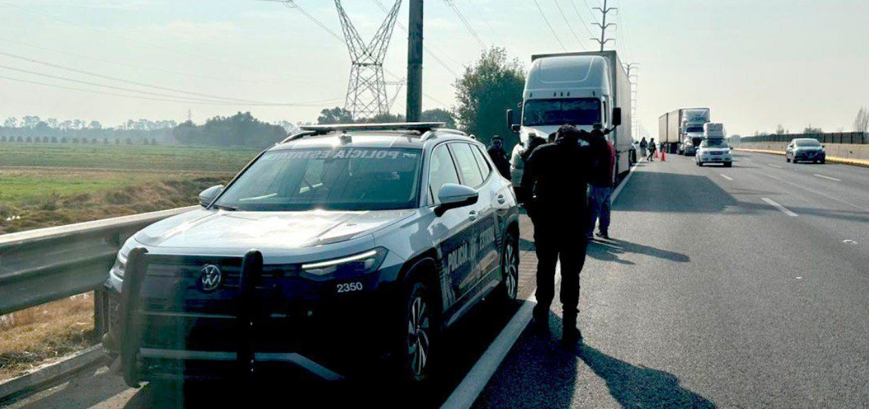 Operativo en autopista México-Puebla protege a conductor de tractocamión