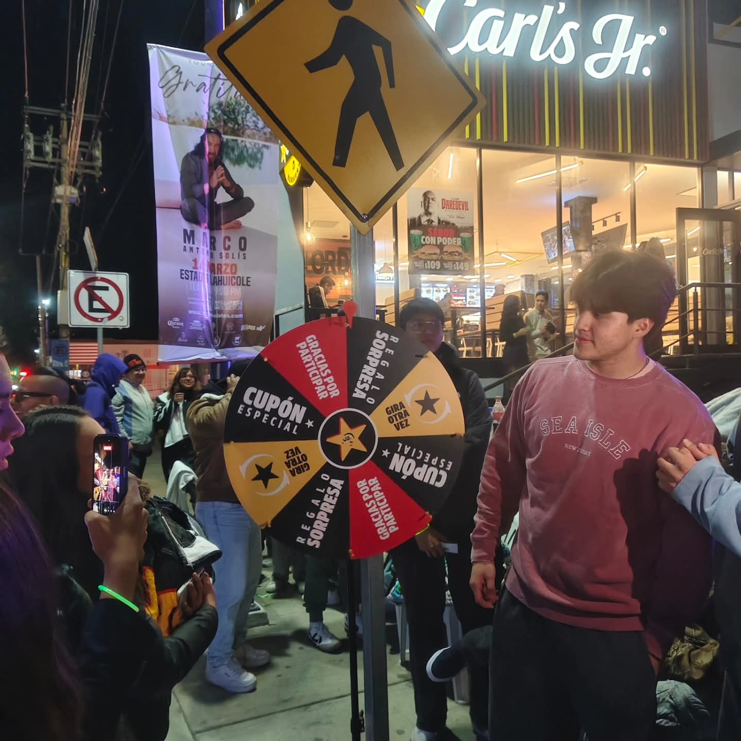 Con música, concursos y dinámicas un centenar hace filas por hamburguesas gratis