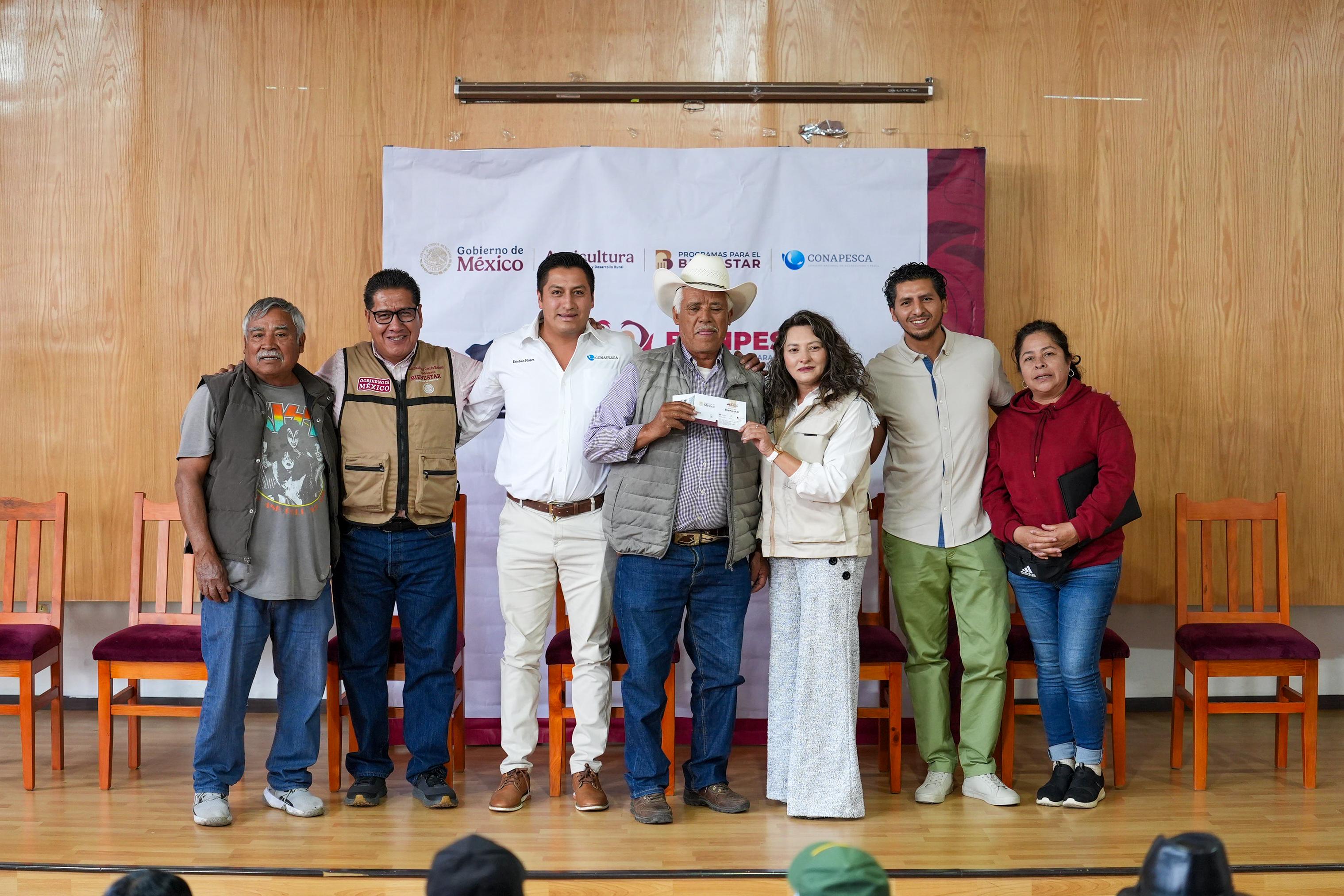 Bienestar entrega tarjetas para sector acuicola en Tlaxcala con apoyos por más de 727 mil pesos