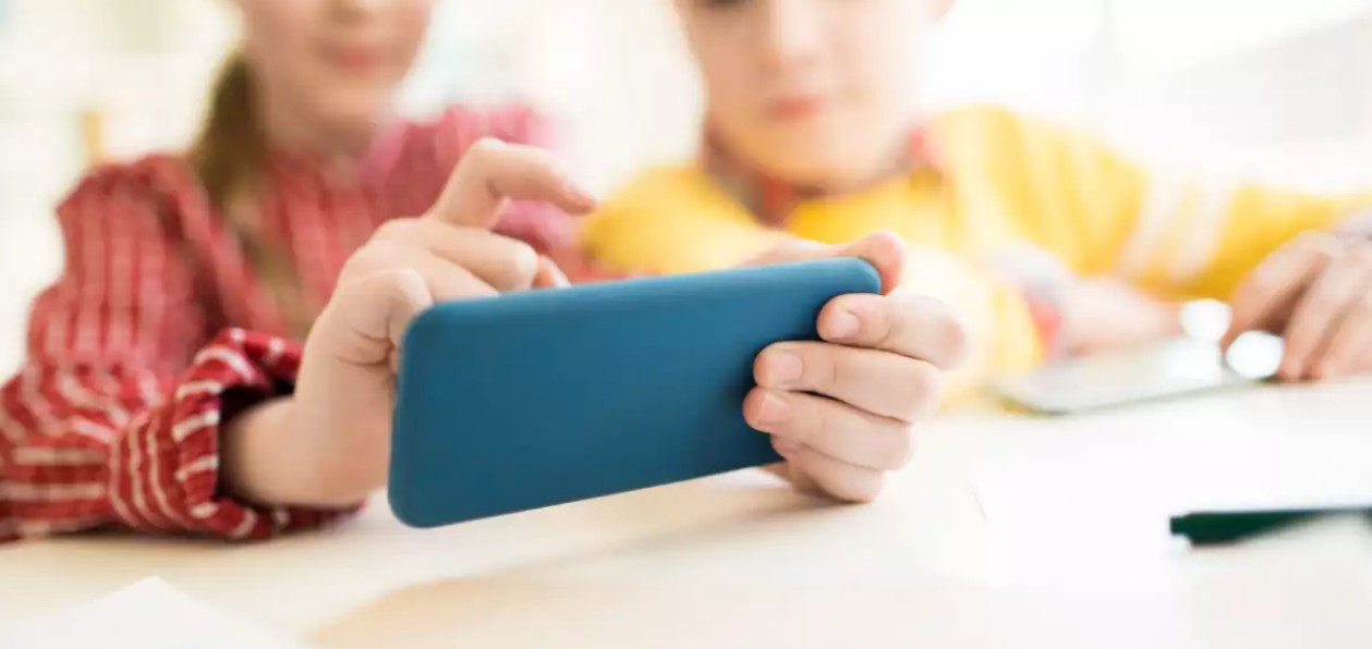 Crece el debate sobre el uso de celulares en escuelas de México