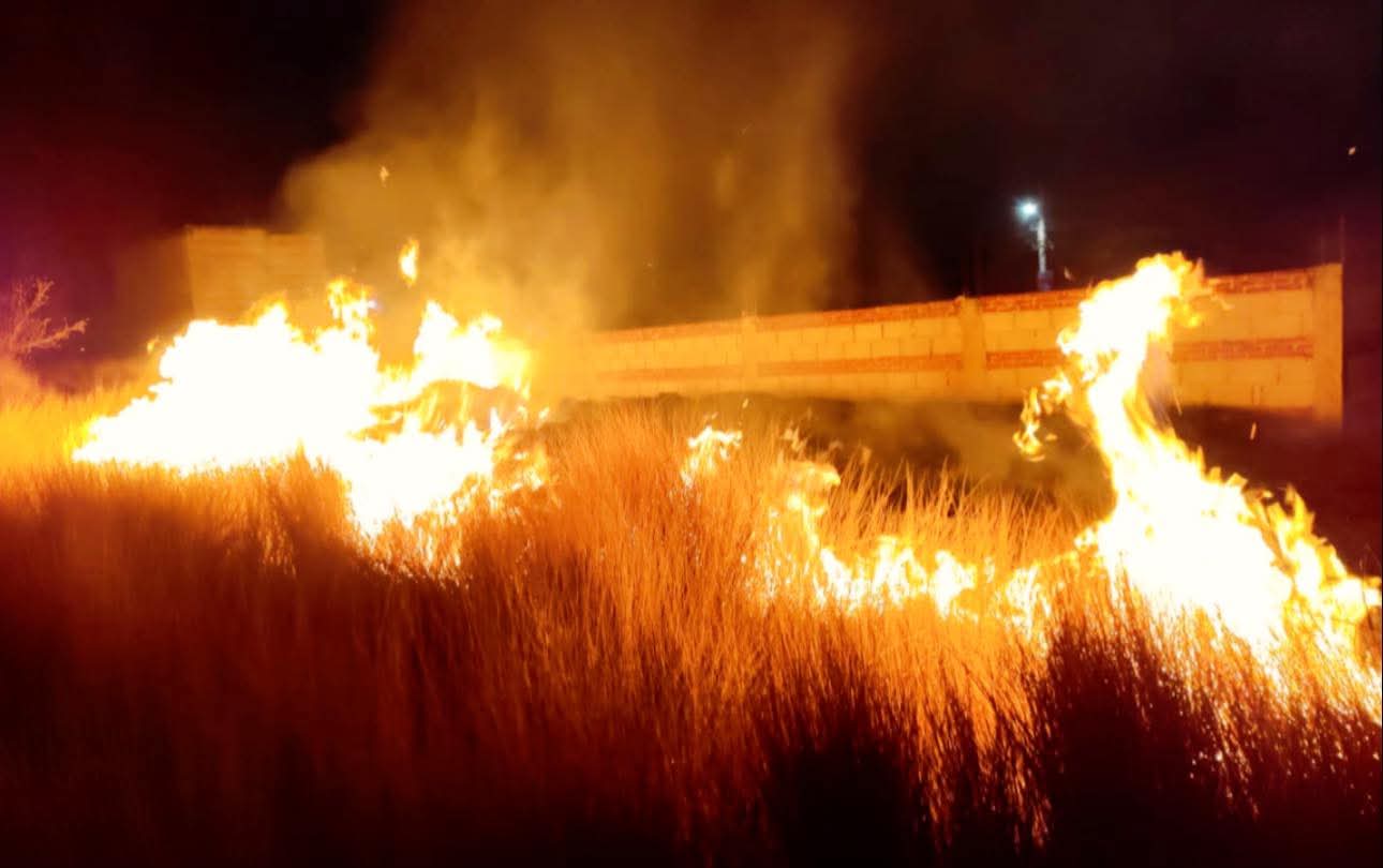 Bomberos de Cuautlancingo controlan incendio de pastizal en Nueva Alemania 