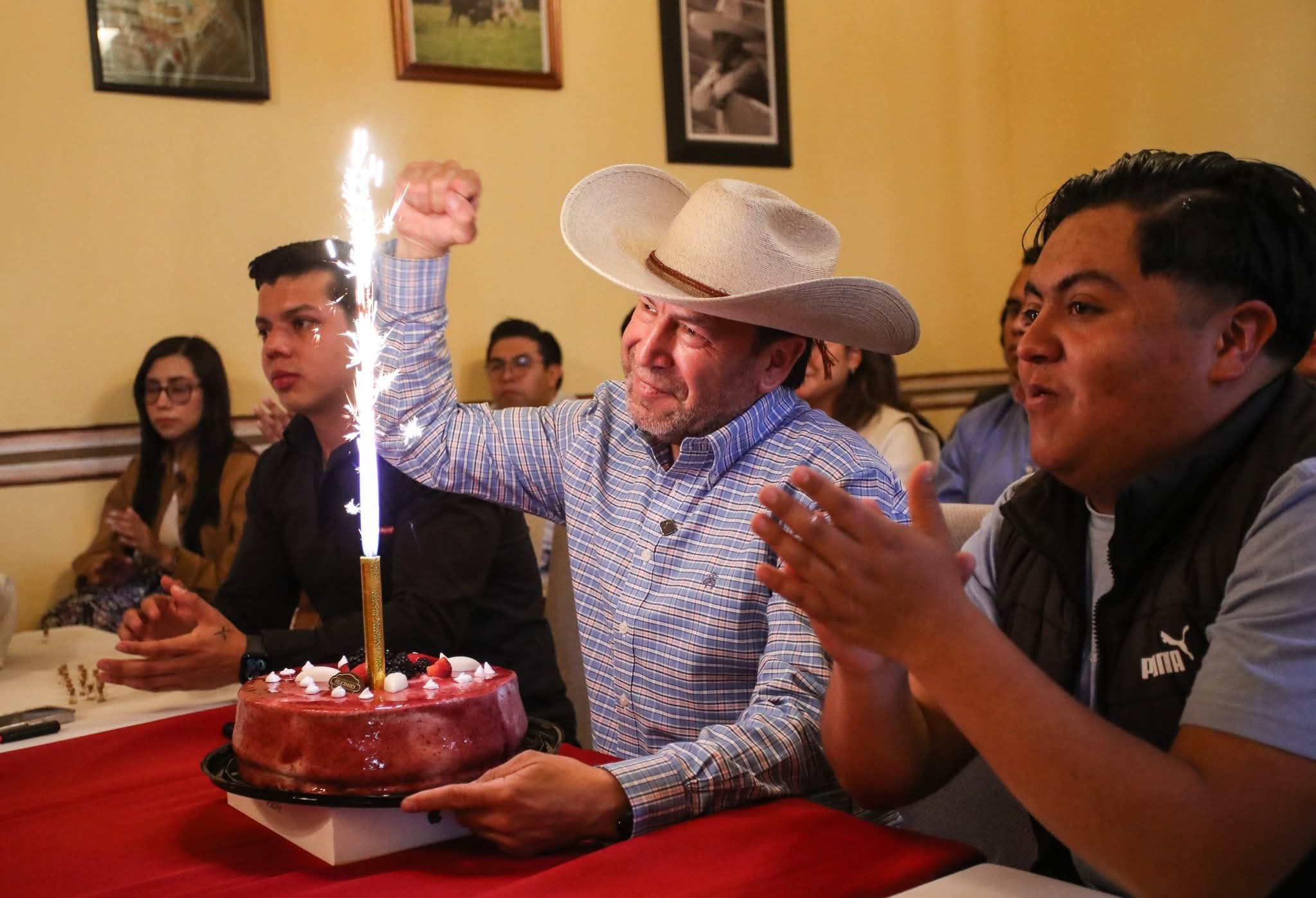 Respalda Ray Vázquez recorte de privilegios frente a la disidencia local